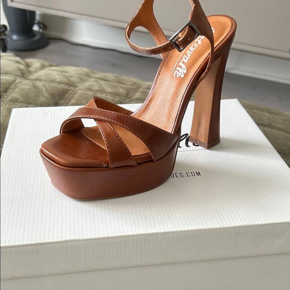 L'INTERVALLE Tan Platform Sandals